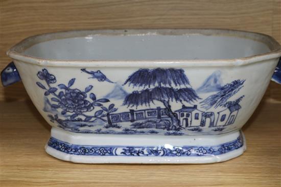 Two Chinese tureen and a jug